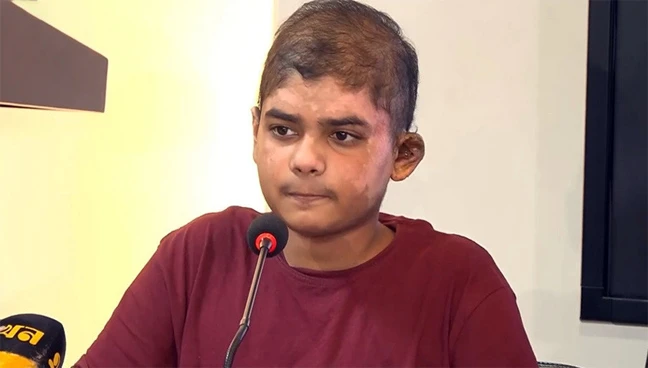৩৪ অস্ত্রোপচার শেষে ১২২ দিন পর বাসায় ফিরল মাইলস্টোনের ছাত্র আরিয়ান