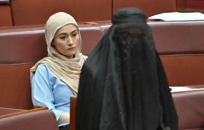 বোরকা পরে অস্ট্রেলিয়ান পার্লামেন্টে সিনেটর হ্যানসন, তীব্র ক্ষোভে কার্যক্রম বন্ধ