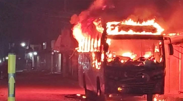 ফুলবাড়িয়ায় বাসে আগুন, চালক জুলহাস মিয়া নিহত