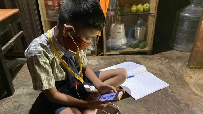 শিশুদের মোবাইলের প্রতি আসক্তি কমাতে ৪টি সহজ অভ্যাস