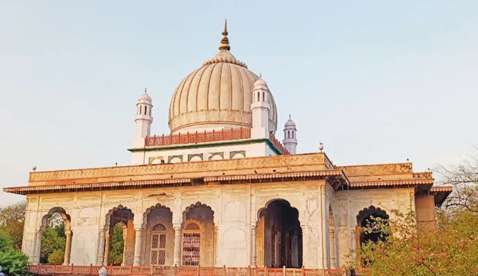 মুজাদ্দিদে আলফে সানির দরগাহ: যেখানে লঙ্গরখানায় ভেদাভেদ ভুলে এক সারিতে আহার করেন শত শত মানুষ