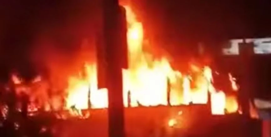 রাজধানীতে একের পর এক যানবাহনে অগ্নিসংযোগ, এবার ধোলাইপাড়ে বাসে আগুন