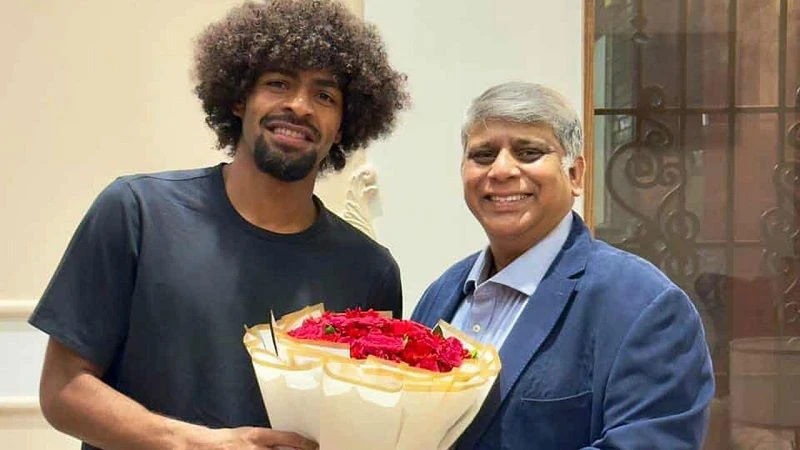 হামজা চৌধুরী এখন ঢাকায়