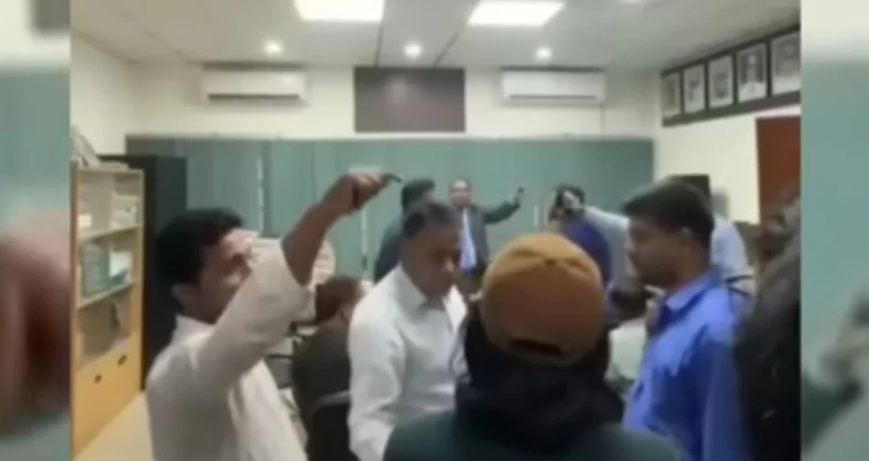 রাবি রেজিস্ট্রারের কক্ষে তুমুল হট্টগোল: ক্লিনিক্যাল সাইকোলজির চিঠি আটকানো নিয়ে জিএসকে 'বেয়াদব' বললেন রেজিস্ট্রার