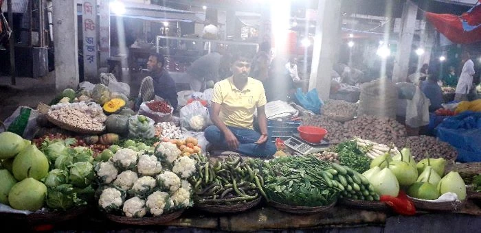 সরবরাহ বাড়লেও কমেনি দাম: ৬০ টাকার করলা ১২০, ১৫ টাকার আলু ২৫