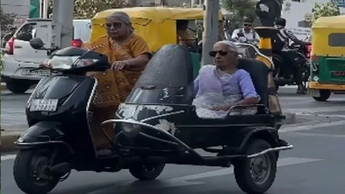 ৮৭ বছর বয়সেও স্কুটি চালিয়ে বেড়াচ্ছেন মন্দাকিনী শাহ