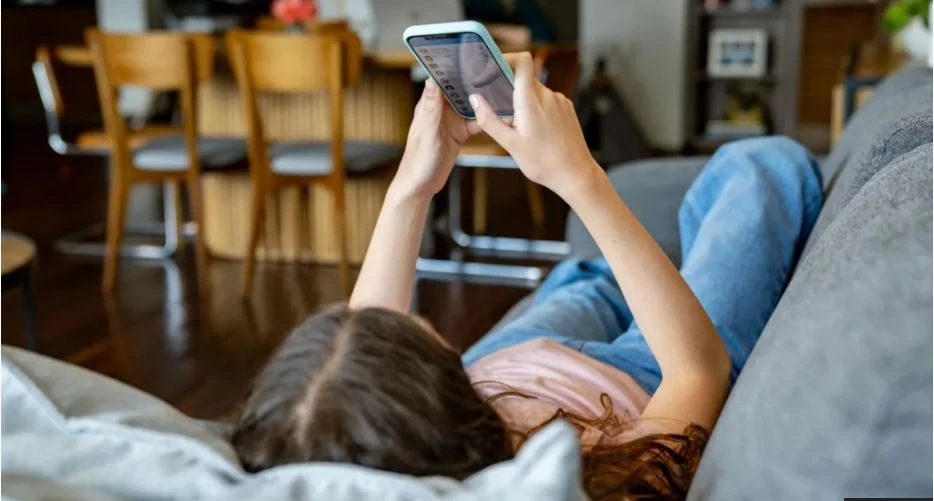 অস্ট্রেলিয়ায় ১৬ বছরের কম বয়সী শিশুদের জন্য সোশ্যাল মিডিয়া নিষিদ্ধ 