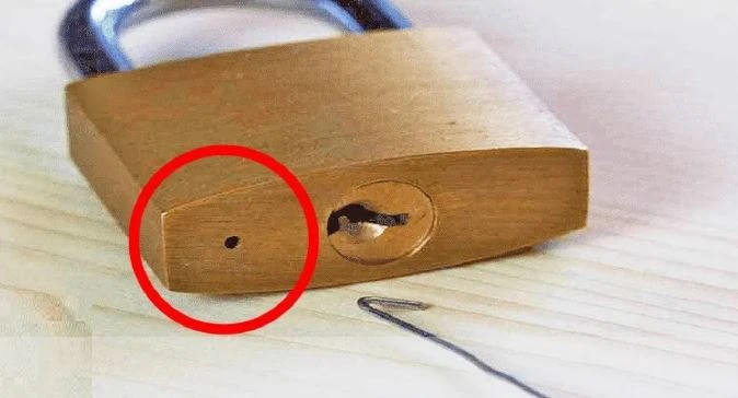 তালার নিচে ছোট্ট ছিদ্র কেন থাকে? তুচ্ছ এই গর্তটির কার্যকারিতা জানলে অবাক হবেন!