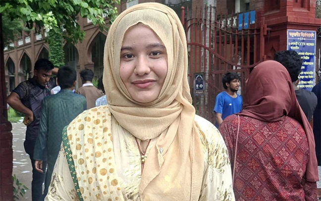 ডাকসু সদস্য রাফিয়ার বাড়িতে ককটেল নিক্ষেপ, আগুন