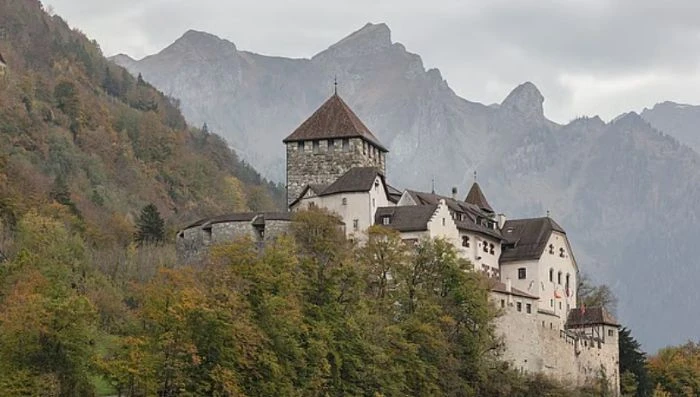 বিমানবন্দরহীন বিশ্বের পাঁচটি দেশ, যেগুলোতে পৌঁছাতে হবে যেভাবে