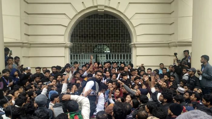 খালেদা জিয়ার মৃত্যুতে জকসু নির্বাচন স্থগিত: উপাচার্য ভবনের সামনে শিক্ষার্থীদের বিক্ষোভ ও অবরোধ