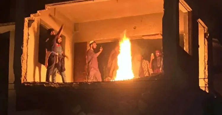 ধানমন্ডি ৩২ নম্বরে বিক্ষুব্ধ জনতার আগুন-ভাঙচুর (ভিডিও)