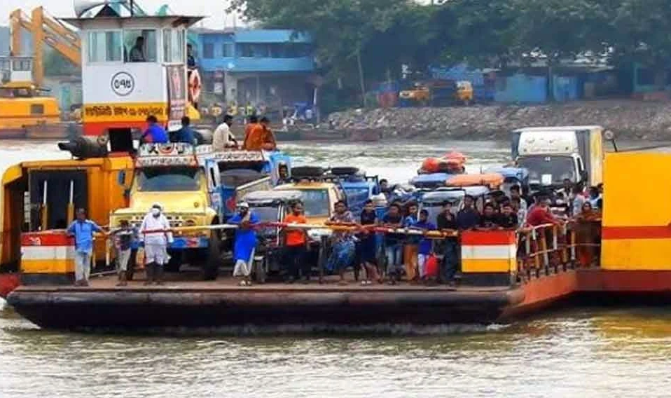 নারায়ণগঞ্জে ফেরি থেকে ৫ গাড়ি নদীতে পড়ার ঘটনায় তিনজনের মরদেহ উদ্ধার