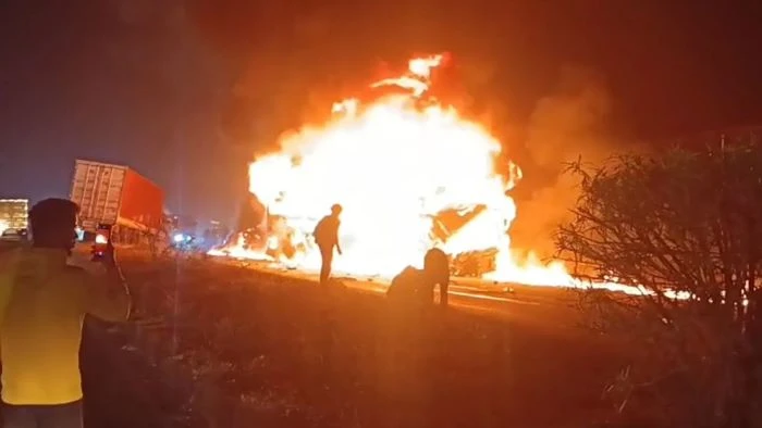 ভারতের কর্ণাটকে বাস-ট্রাক সংঘর্ষে ভয়াবহ আগুন, দগ্ধ হয়ে ১০ যাত্রীর মৃত্যু