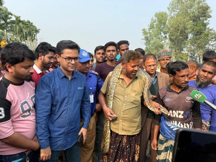 বন বিভাগের হাতে হস্তান্তর হলো কুড়িগ্রামে উদ্ধার হওয়া ৯ ফুট লম্বা অজগর