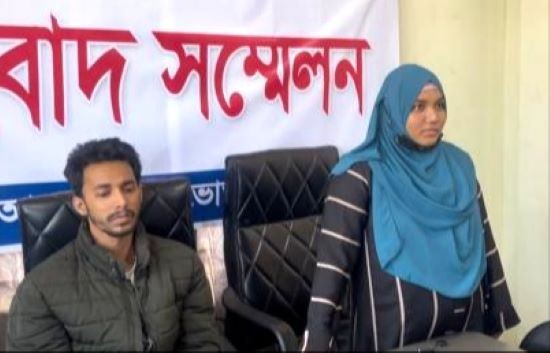 অপহরণ নয়, স্বেচ্ছায় ঘর ছেড়েছি, মিথ্যা মামলা প্রত্যাহারের দাবিতে সংবাদ সম্মেলন করেন কলেজ পড়ুয়া মেয়ে