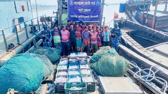 বাঁশখালীতে কোস্ট গার্ডের অভিযানে অবৈধ ট্রলিং বোটসহ ১৬ জেলে আটক