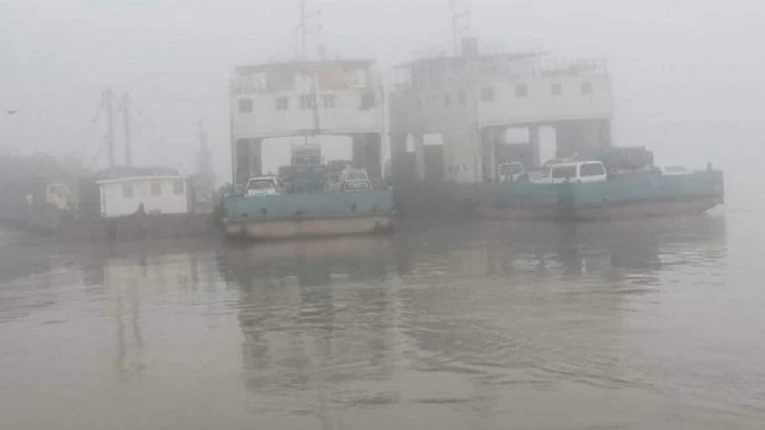 ঘন কুয়াশায় দৌলতদিয়া-পাটুরিয়া নৌরুটে ফেরি চলাচল বন্ধ