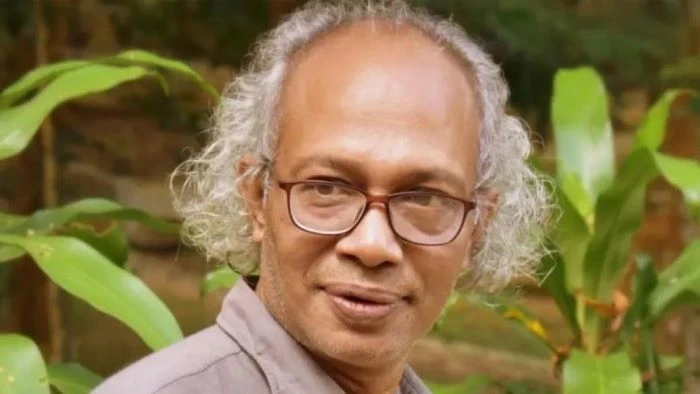 ডেইলি স্টার ভবনের সামনে বিক্ষোভকারীদের হাতে নাজেহাল নিউ এইজ সম্পাদক নূরুল কবীর