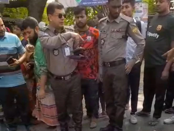 রাজশাহীতে ট্রাকের ধাক্কায় স্কুলছাত্র নিহত, সড়ক অবরোধে ক্ষোভ স্থানীয়দের