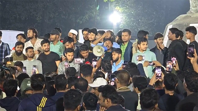 হাদির হত্যার প্রতিবাদে শাহবাগ অবরোধ, স্লোগানে মুখর কর্মী-সমর্থকরা (ভিডিও)