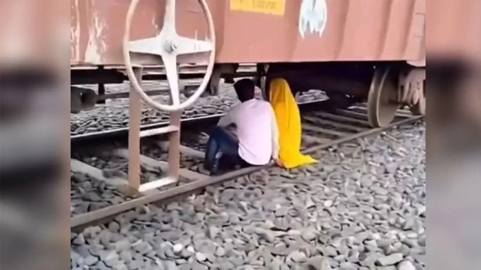 নিরিবিলি জায়গা খুঁজতে পণ্যবাহী ট্রেনের নিচে প্রেমিক-প্রেমিকা, অল্পের জন্য রক্ষা