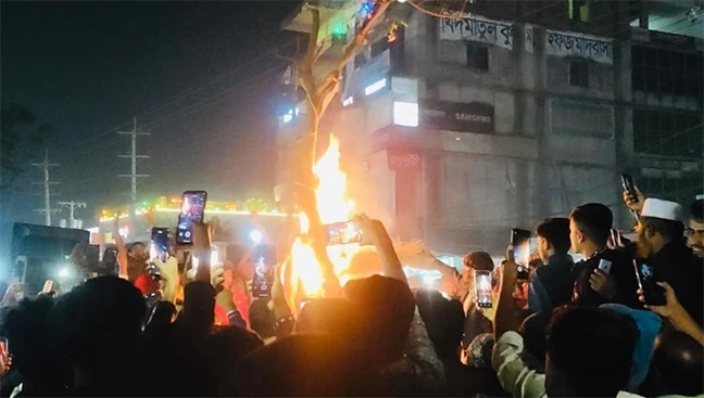 মহানবী (সা.)-কে নিয়ে কটূক্তির অভিযোগে গণপিটুনিতে যুবক নিহত, মরদেহে আগুন
