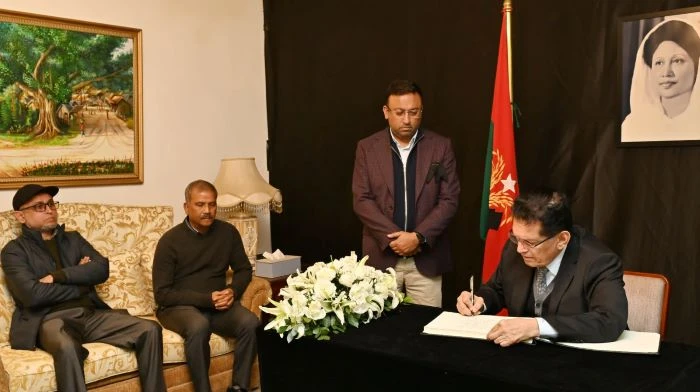 তিন উপদেষ্টার শোকবইয়ে স্বাক্ষর