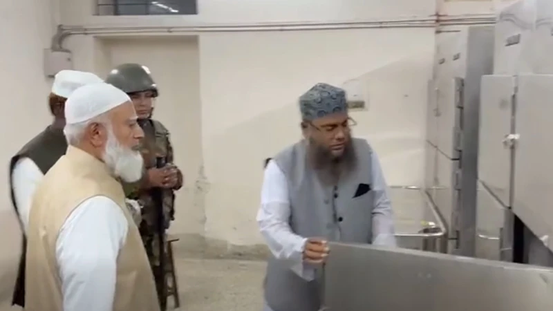 লন্ডন থেকে ফিরে শরিফ ওসমান হাদির মরদেহ দেখতে গেলেন জামায়াত আমির (ভিডিও)