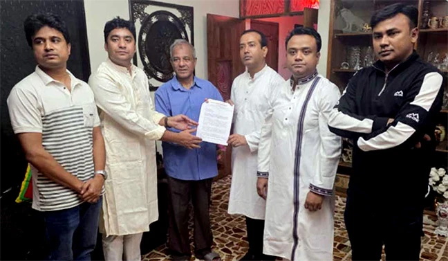 হাদি হত্যাকাণ্ডের বিচার চেয়ে স্বরাষ্ট্র উপদেষ্টাকে ছাত্রদলের স্মারকলিপি