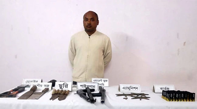 শ্রমিক পরিবহন নেতার বাসা যেন অস্ত্রের কারখানা