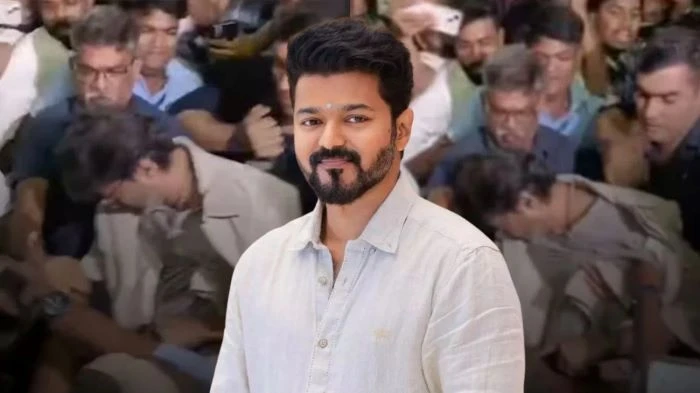 চেন্নাই বিমানবন্দরে ভক্তদের হুড়োহুড়িতে নাজেহাল থালাপতি বিজয়, ছিঁড়ল পোশাকও