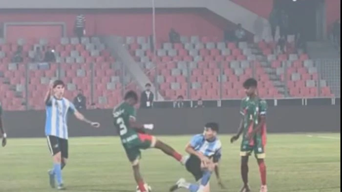 আর্জেন্টাইন ফুটবলারকে লাথি মেরে বিতর্কে, পরিচয় জানা গেল সেই বাংলাদেশি ফুটবলারের