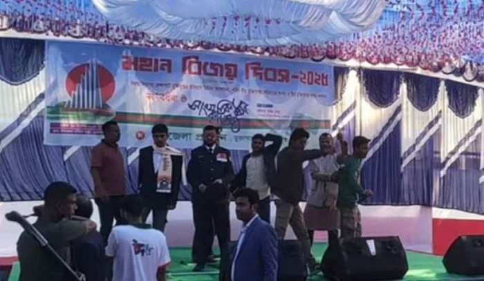 বিজয় দিবসের মঞ্চে ‘জয় বাংলা, জয় বঙ্গবন্ধু’ স্লোগান দিয়ে তোপের মুখে মুক্তিযোদ্ধা, মাঝপথেই স্থগিত সংবর্ধনা