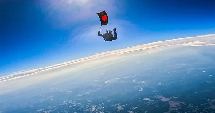 বিজয় দিবসে ৫৪টি পতাকা হাতে প্যারাস্যুটিং করে বিশ্বরেকর্ড গড়ার প্রস্তুতি