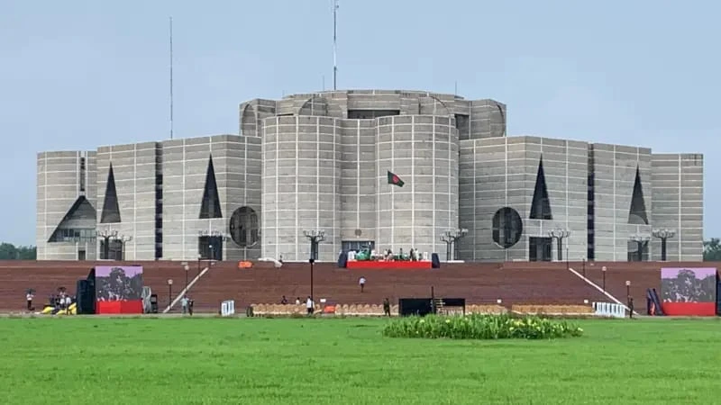 ১৯৭৩ সা‌লে বাংলাদেশের প্রথম নির্বাচনকে কেন বিতর্কিত বলা হয়? 