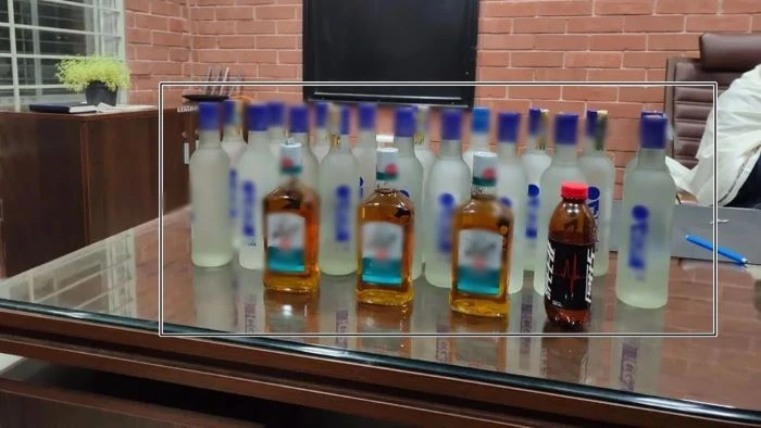 জাবিতে ২০ বোতল মদসহ আটক সেই শিক্ষার্থী এক বছরের জন্য বহিষ্কার