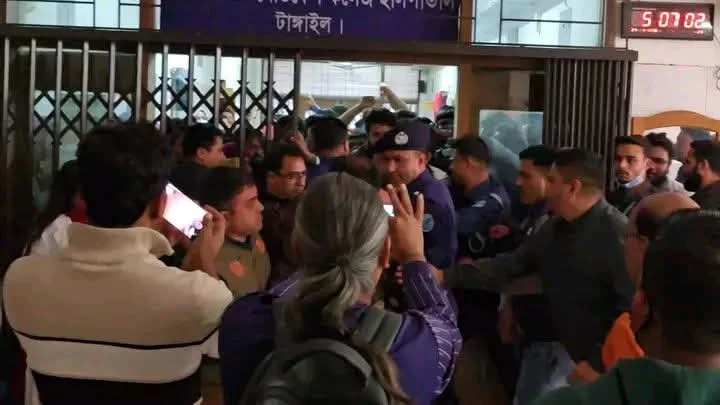 টাঙ্গাইলে নারী চিকিৎসকদের ওয়াশরুমে গোপন ক্যামেরা, চিকিৎসক আটক