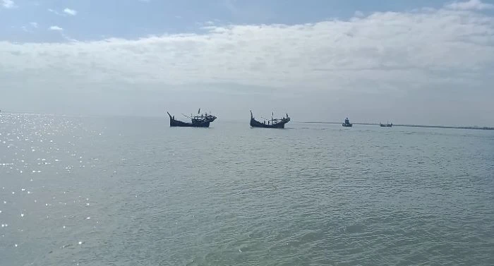 সাগরে কুতুবদিয়ার ট্রলারসহ ৮ জেলে অপহৃত 