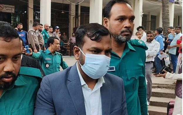 ‘আমি কিন্তু একজন আমলা, আপনি সুবিচার করেননি’: কারাগারে যাওয়ার আগে আদালতকে বললেন জ্যেষ্ঠ সচিব