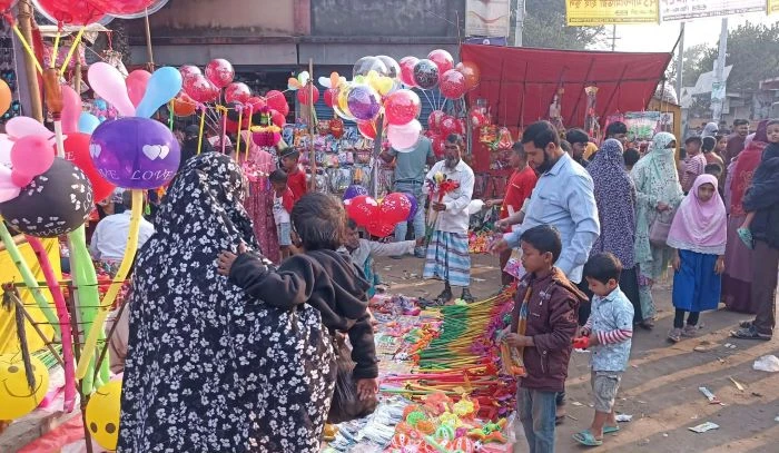 কুমিল্লায় পৌষসংক্রান্তির মেলায় মানুষের ঢল, উৎসবের আমেজ