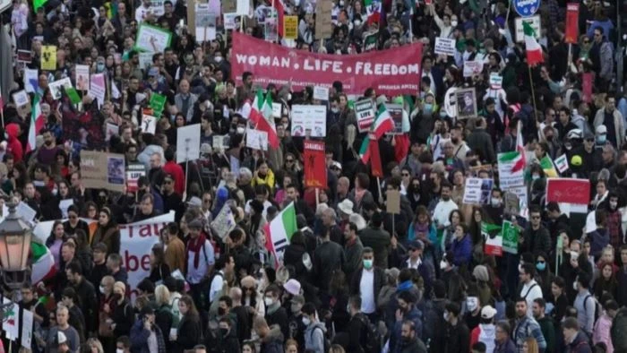 ইরানে ট্রাম্পের অবস্থান পরিবর্তন, বিপাকে আন্দোলনকারীরা