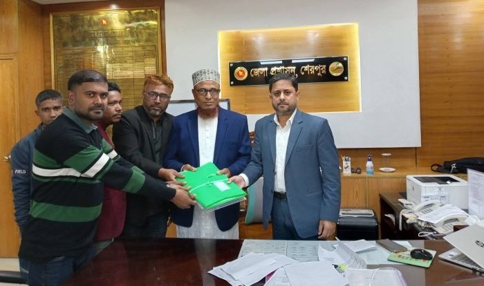 শেরপুরে আলোচিত সেই প্রার্থী আব্দুল্লাহ মনোনয়নপত্র জমা দিলেন রিটার্নিং কর্মকর্তার কাছে