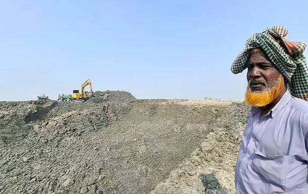 ৩৩ বছর ধরে মাটির নিচে চাপা পড়া বিশাল বিদেশি জাহাজ: সন্দ্বীপে চলছে উদ্ধার