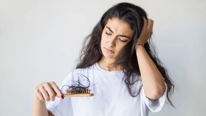 প্রতিদিন কতটা চুল পড়া স্বাভাবিক? জেনে নিন বিশেষজ্ঞরা কী বলছেনn