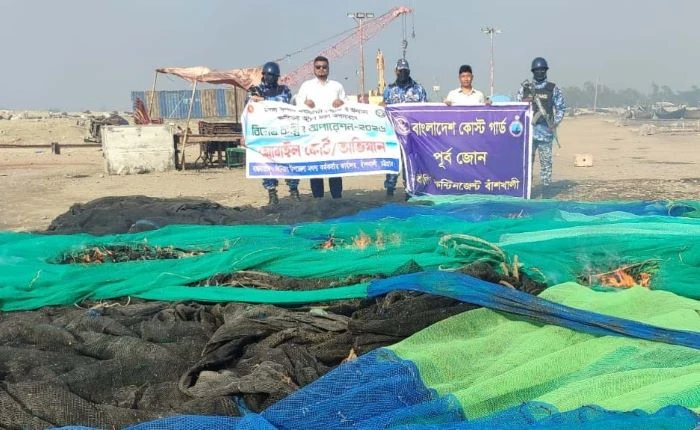 বাঁশখালীর সাগর উপকু‌লে অ‌ভিযা‌নে ক‌য়েক লক্ষা‌ধিক টাকার চরঘেরা জাল ও বেহুন্দি জাল