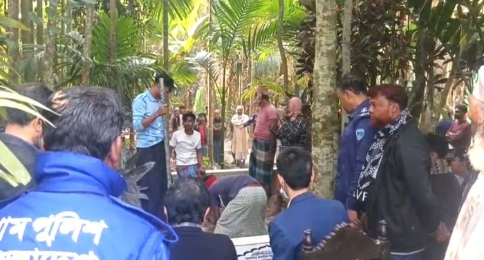 লক্ষ্মীপুরে সন্তানের পরিচয় শনাক্তে ৫ বছর পর কবর থেকে প্রবাসীর লাশ উত্তোলন