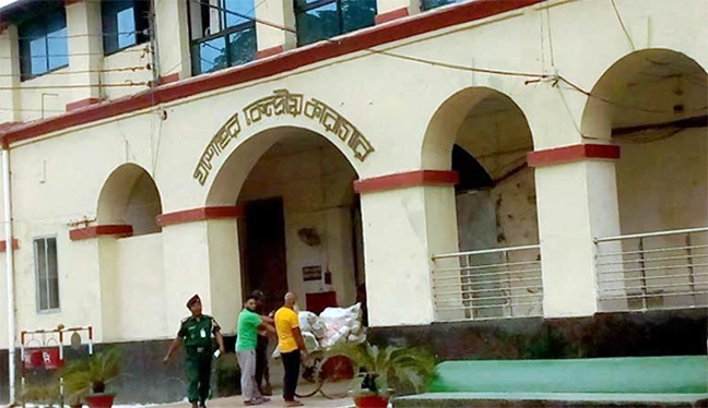 প্যারোলে মুক্তি মেলেনি ছাত্রলীগ নেতার, কারাফটকে দেখলেন মৃত স্ত্রী-সন্তানের মুখ