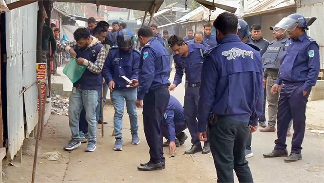 গ্রেফতার আ. লীগ ও পলাতক স্বেচ্ছাসেবক লীগ নেতার সমর্থকদের মধ্যে সংঘর্ষ, ককটেল বিস্ফোরণ