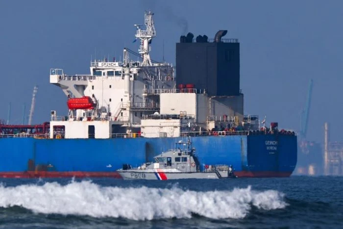 রাশিয়ান তেল পরিবহনের দায়ে ফরাসি নৌবাহিনীর হাতে ভারতীয় ক্যাপ্টেন আটক